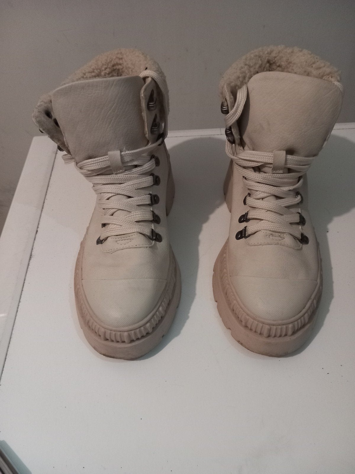 Crèmekleurige winterlaarzen met teddy voering, Ophalen of Verzenden, Zo goed als nieuw, Beige, Lage of Enkellaarzen