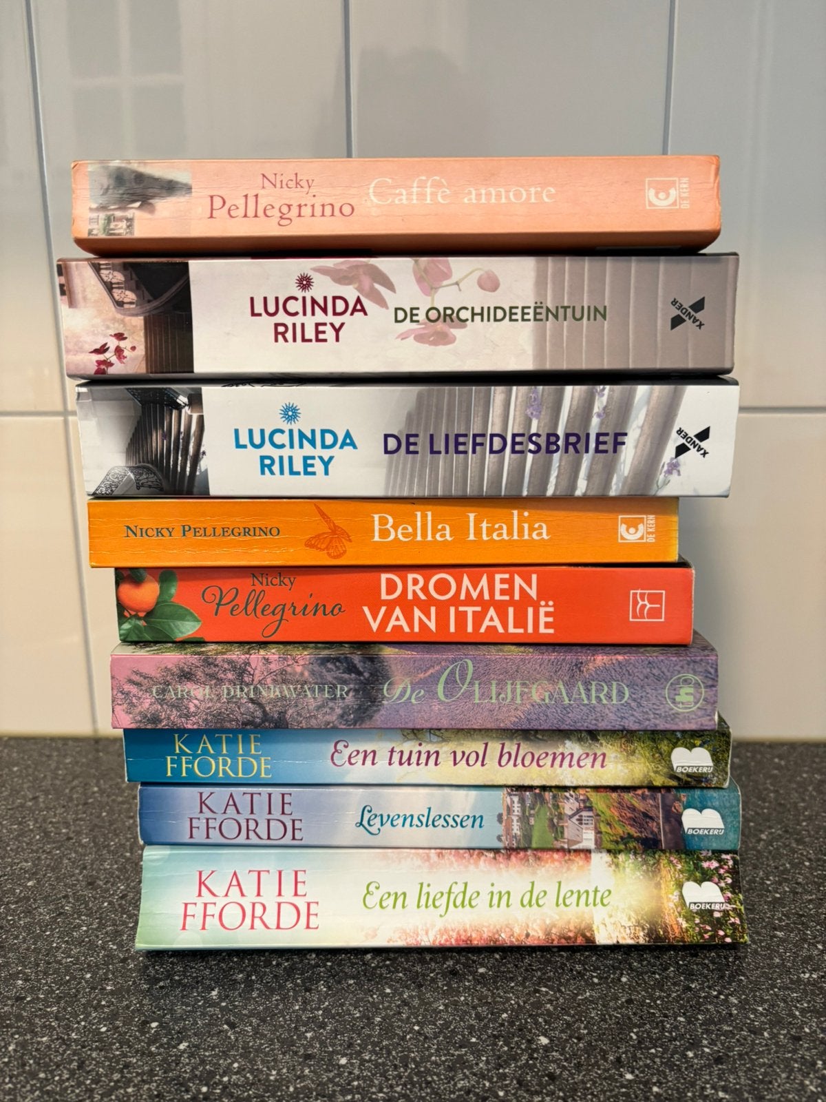 9 ROMANS, LUCINDA RILEY, KATIE FFORDE ENZ, Boeken, Streekboeken en Streekromans, Ophalen of Verzenden, Gelezen