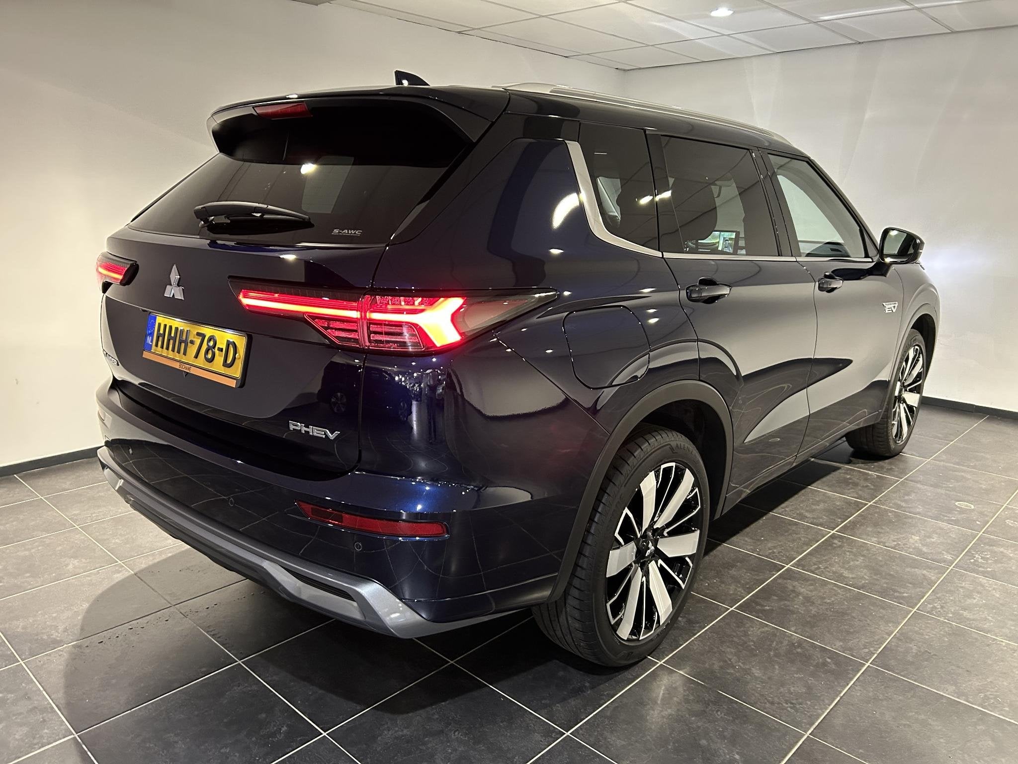 Mitsubishi Outlander 2.4 PHEV Instyle | Leder | Panoramadak, Automaat, 2095 kg, Euro 6, Blauw