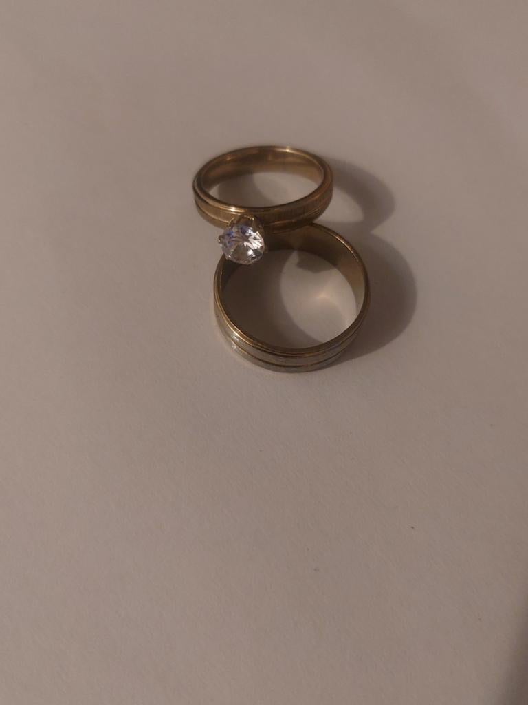 Set van twee gouden ringen met zirkonia steen, Sieraden, Tassen en Uiterlijk, Ringen, IJzer of Staal, Ophalen of Verzenden, Zo goed als nieuw