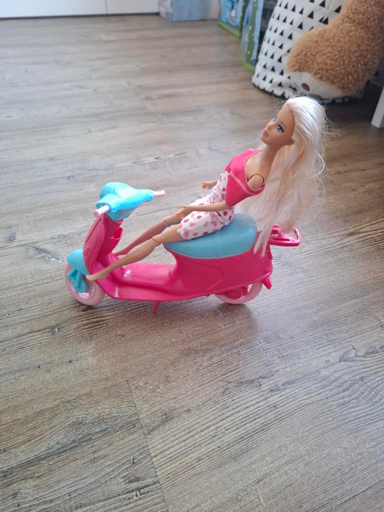 Barbie met roze scooter, Ophalen of Verzenden, Gebruikt, Barbie