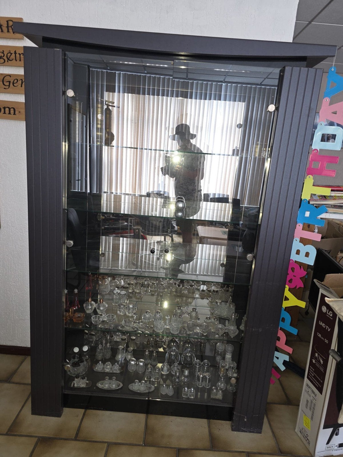 Glazen vitrinekast met verlichting, Ophalen, 100 tot 150 cm, Glas, Modern