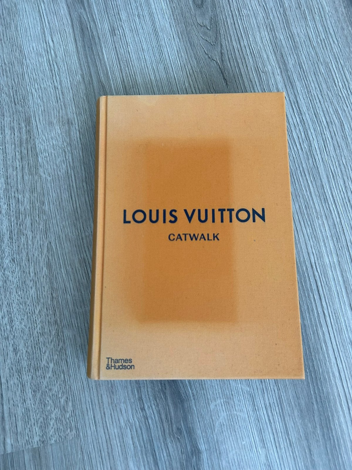 Louis Vuitton Catwalk Boek, Ophalen of Verzenden, Gelezen, Couturiers