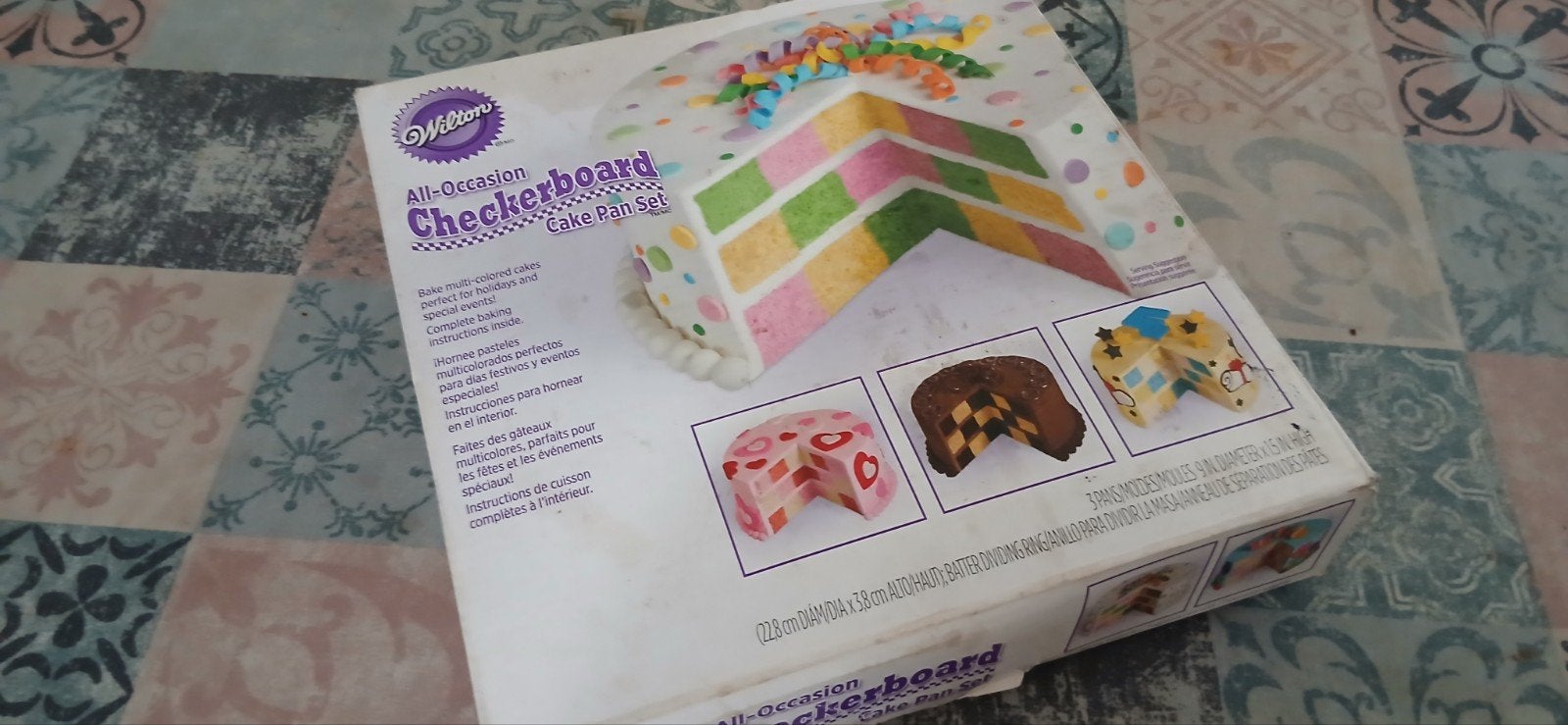 Wilton cake pan set verschillende kleuren in een cake, Ophalen of Verzenden, Gebruikt, Taarten, Bakvorm