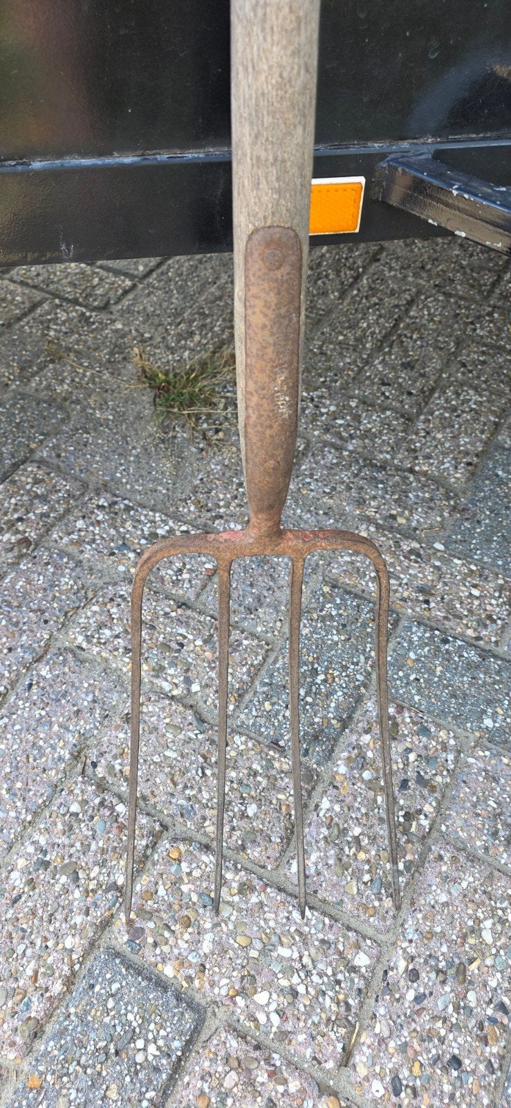 Oude stevige 4-tands mestvork / riek met houten steel, Antiek en Kunst, Ophalen