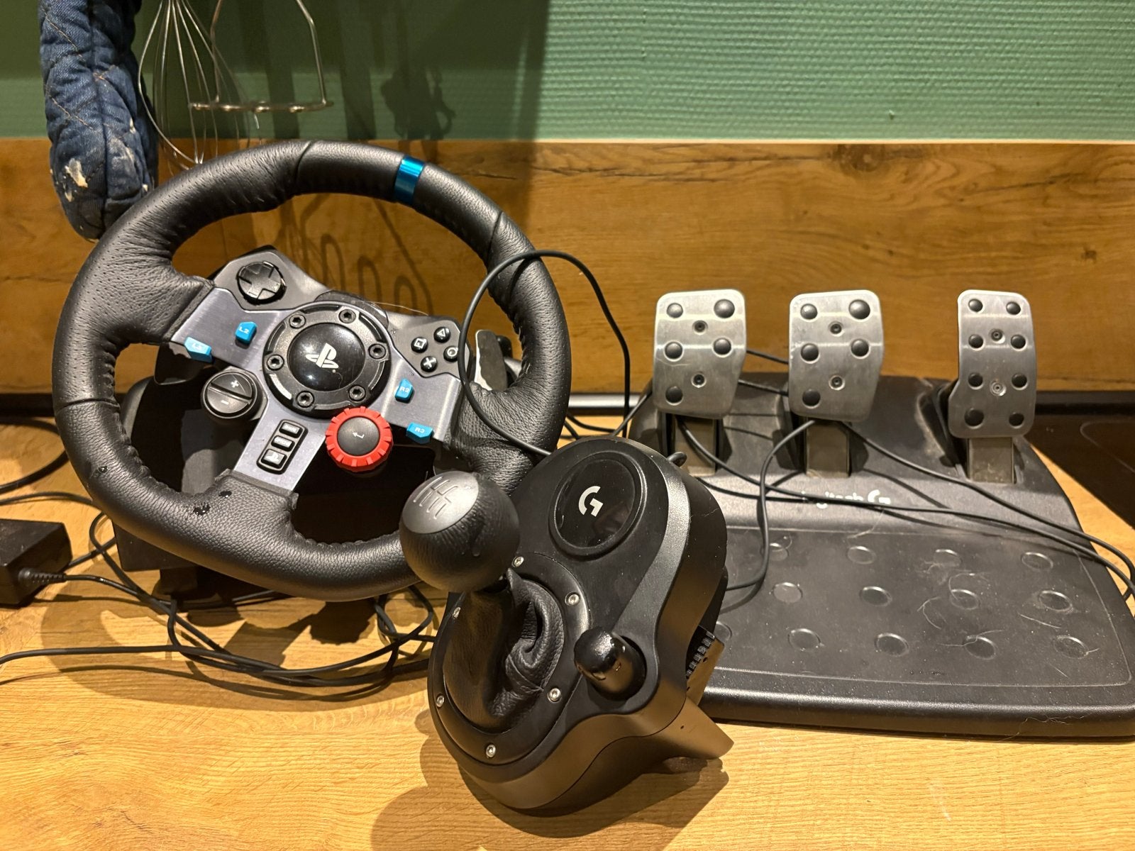 Logitech G29 racestuur + 3 pedalen + versnellingspook, Racestuur, Force feedback, Zo goed als nieuw, Logitech