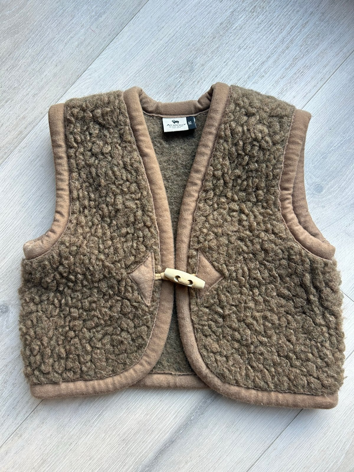 Alwere wollen bodywarmer Bruin - Maat XS, Ophalen of Verzenden, Zo goed als nieuw, Jongen of Meisje