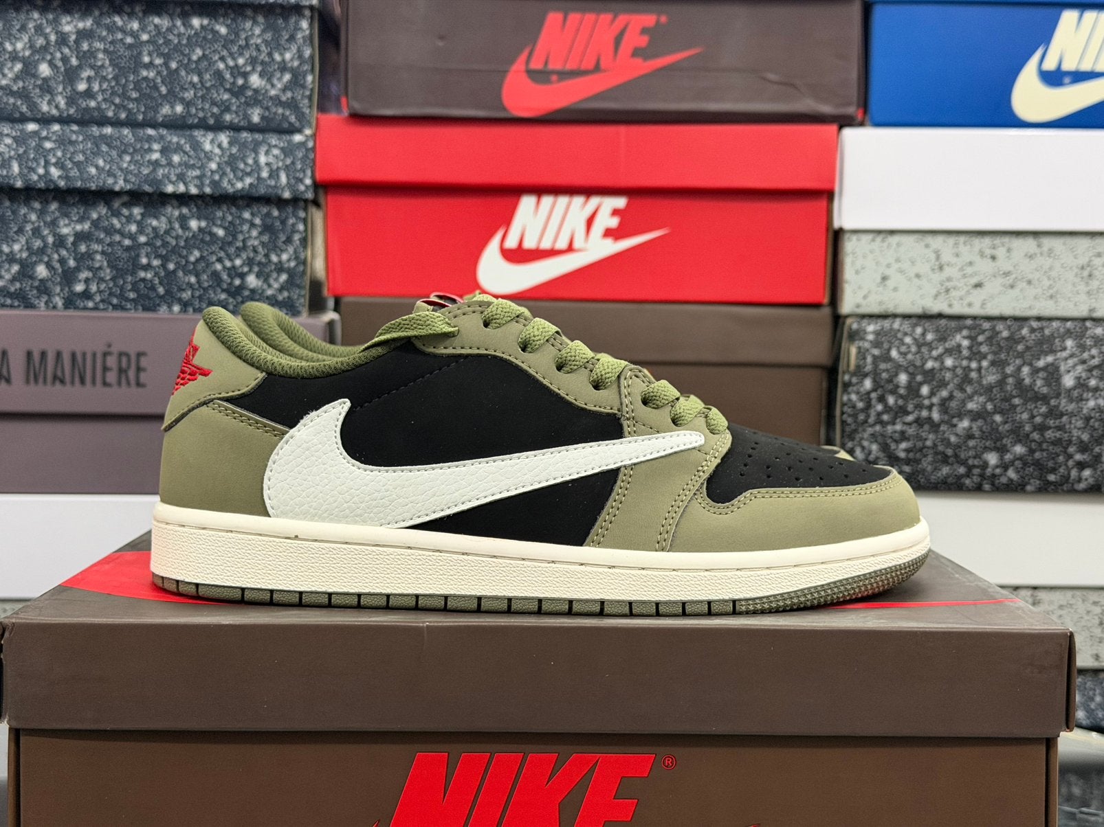 Air jordan 1 x Travis scott olive green, Ophalen of Verzenden, Nieuw, Bruin