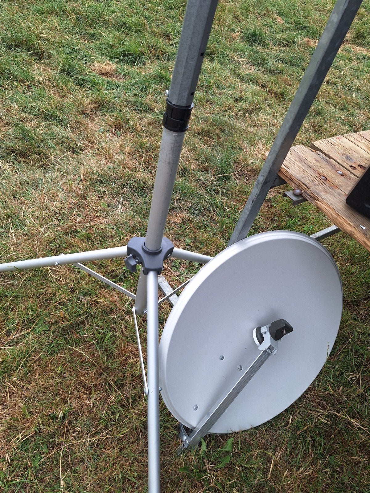 Ovaal schotelantenne met statief, Ophalen of Verzenden, Gebruikt, (Schotel)antenne, Overige merken