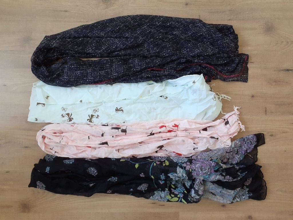 Gratis* 4 sjaals dames, Ophalen of Verzenden, Zo goed als nieuw, Maat 38/40 (M), Sjaal