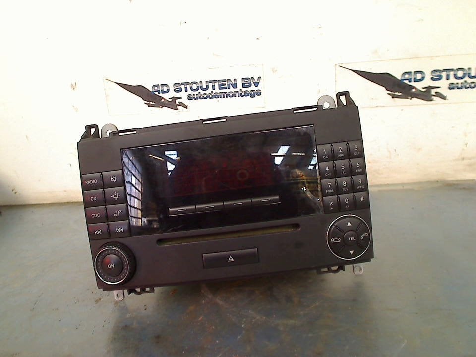 Cd Speler Mercedes-Benz A (W169) 2006 A1698206189, Gebruikt, Mercedes-Benz AG, Mercedes-Benz, Mercedesstraße 120, Stuttgart 70372, , Duitsland
