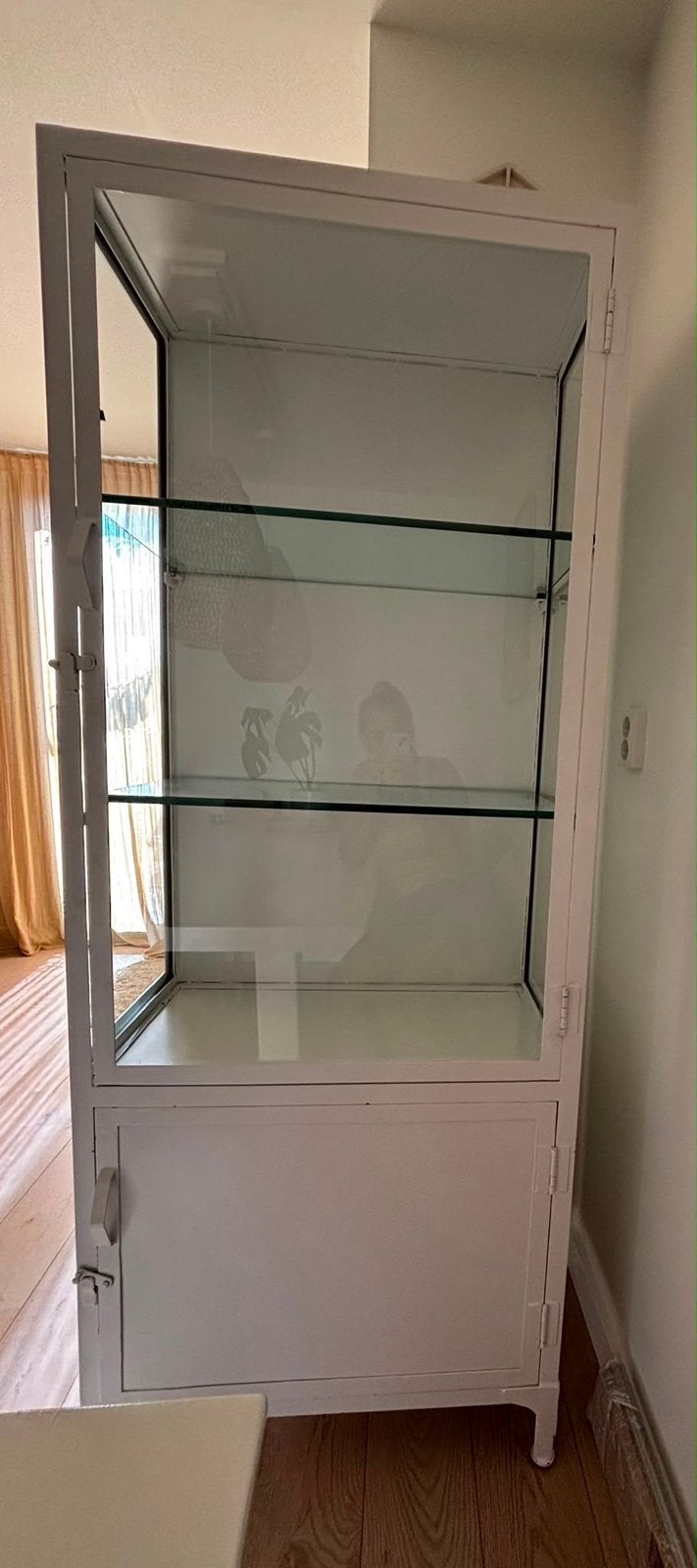 Witte vitrinekast met glazen planken en deuren, Ophalen, 50 tot 100 cm, Zo goed als nieuw, Metaal