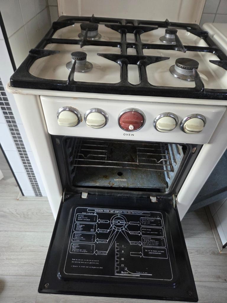 Te koop: Een nette retro gasfornuis met oven, Witgoed en Apparatuur, Fornuizen, Ophalen, Gebruikt, 4 kookzones, Gas