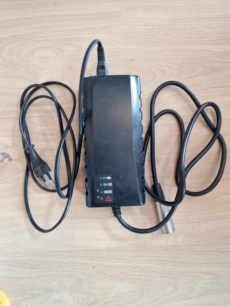 Gazelle Impulse Snellader 42V 3A E-bike Lader, Audio, Tv en Foto, Opladers, Ophalen of Verzenden, Zo goed als nieuw