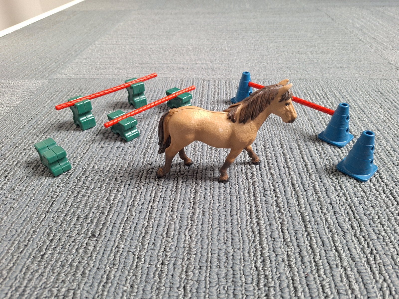 Schleich pony met springbalken en pionnen., Ophalen of Verzenden, Gebruikt