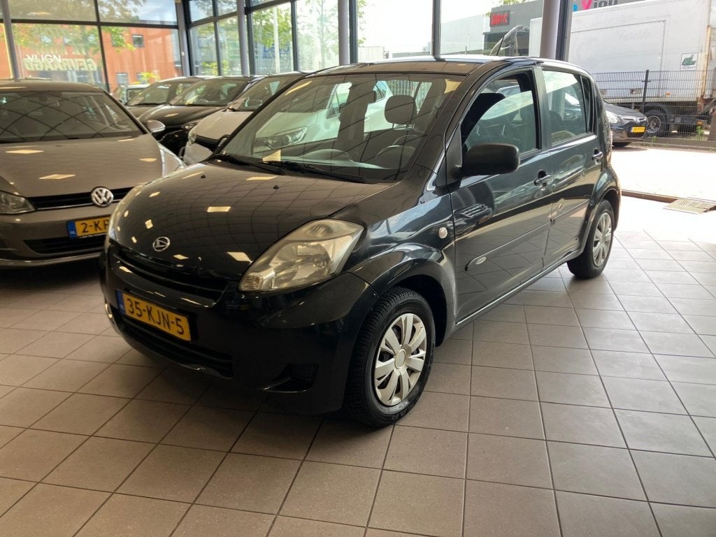 Daihatsu Sirion 2 1.0-12V Premium AIRCO APK 11-27 BJ 2010 !, Auto's, Daihatsu, Gebruikt, Zwart, Bedrijf, Handgeschakeld