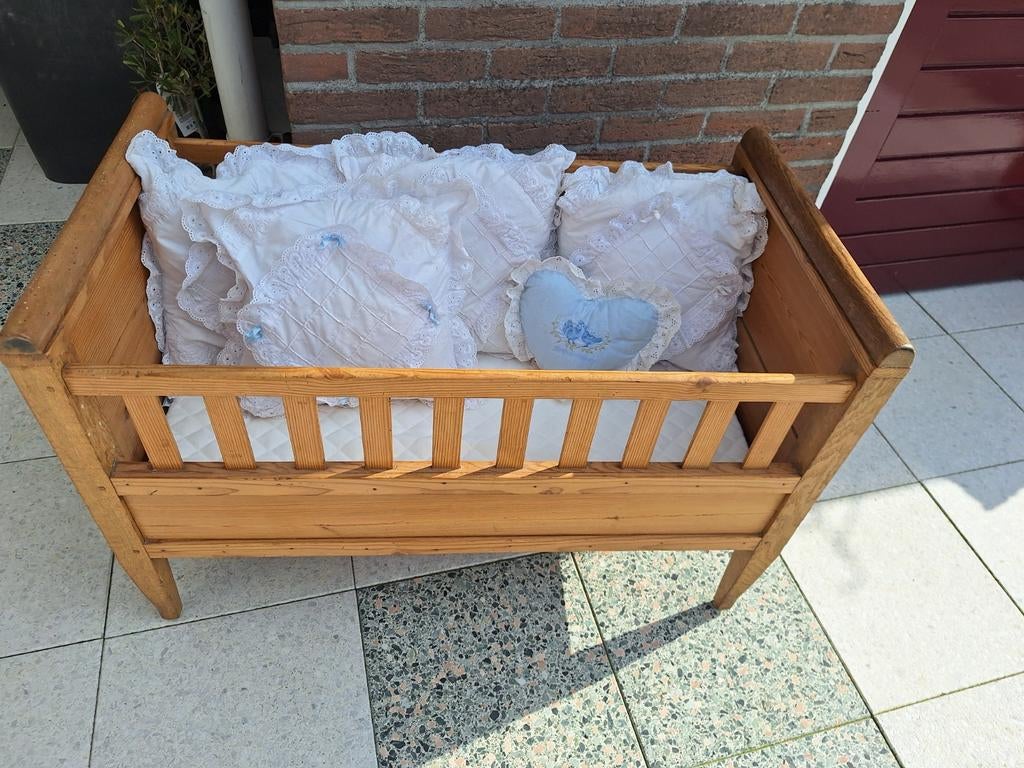 Vintage houten wiegje met matrasje, Ophalen of Verzenden, Gebruikt, Wieg