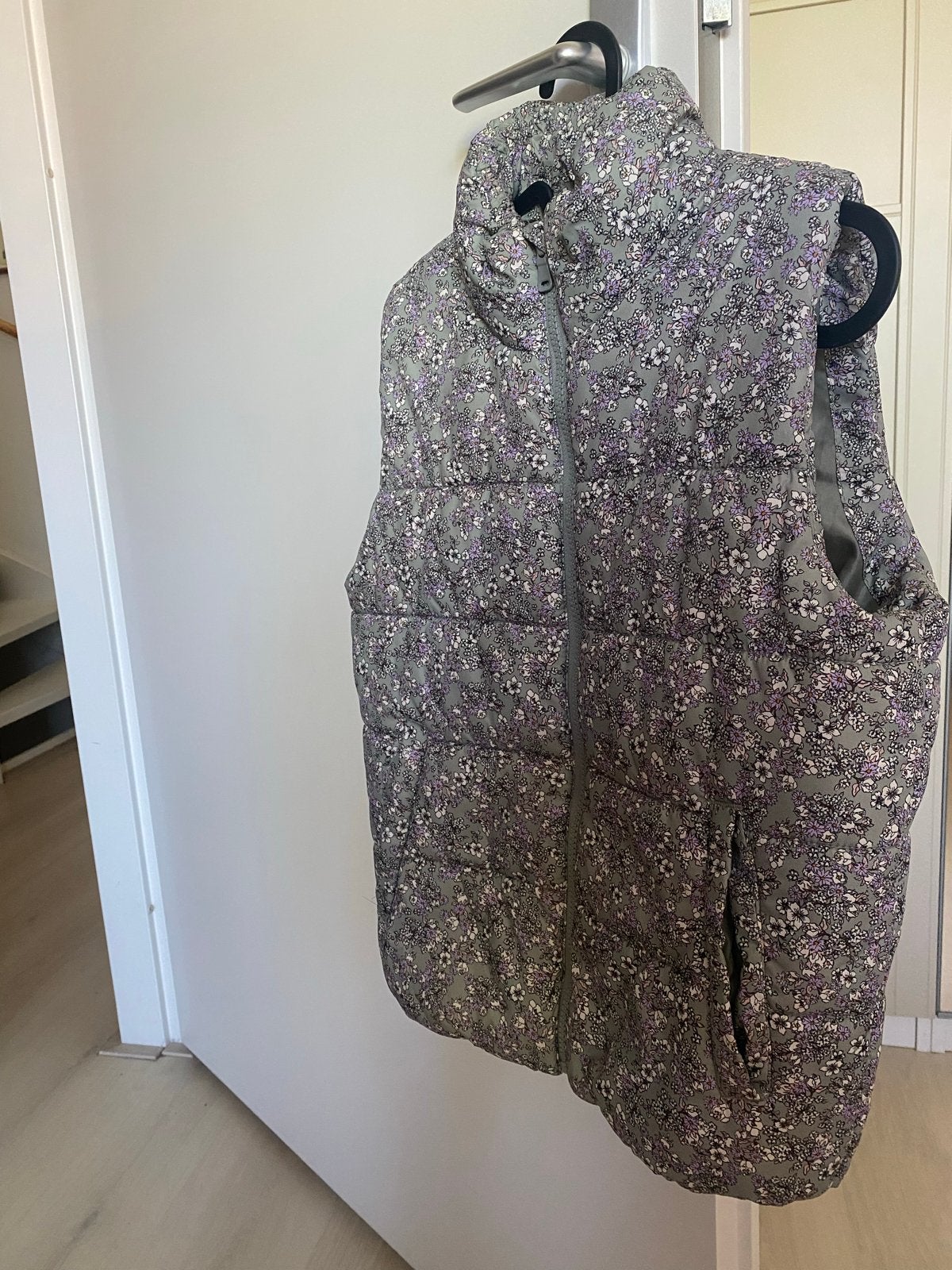 H&M Bodywarmer met bloemenprint - Maat 134/140, Kinderen en Baby's, Kinderkleding | Maat 134, Ophalen of Verzenden, Zo goed als nieuw
