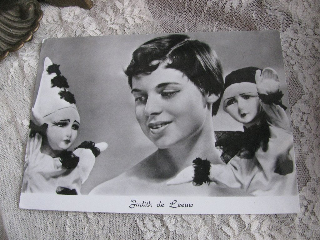Oude Foto Kaart Poppen Theater Judith de Leeuw / Pierrot Pop, Verzenden, 1940 tot 1960, Overige thema's