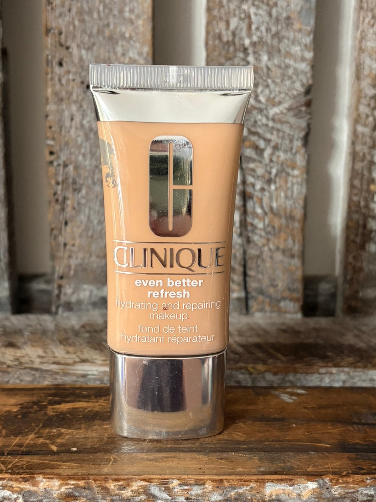Clinique Even better refresh foundation CN52, Ophalen of Verzenden, Zo goed als nieuw, Beige, Gehele gezicht