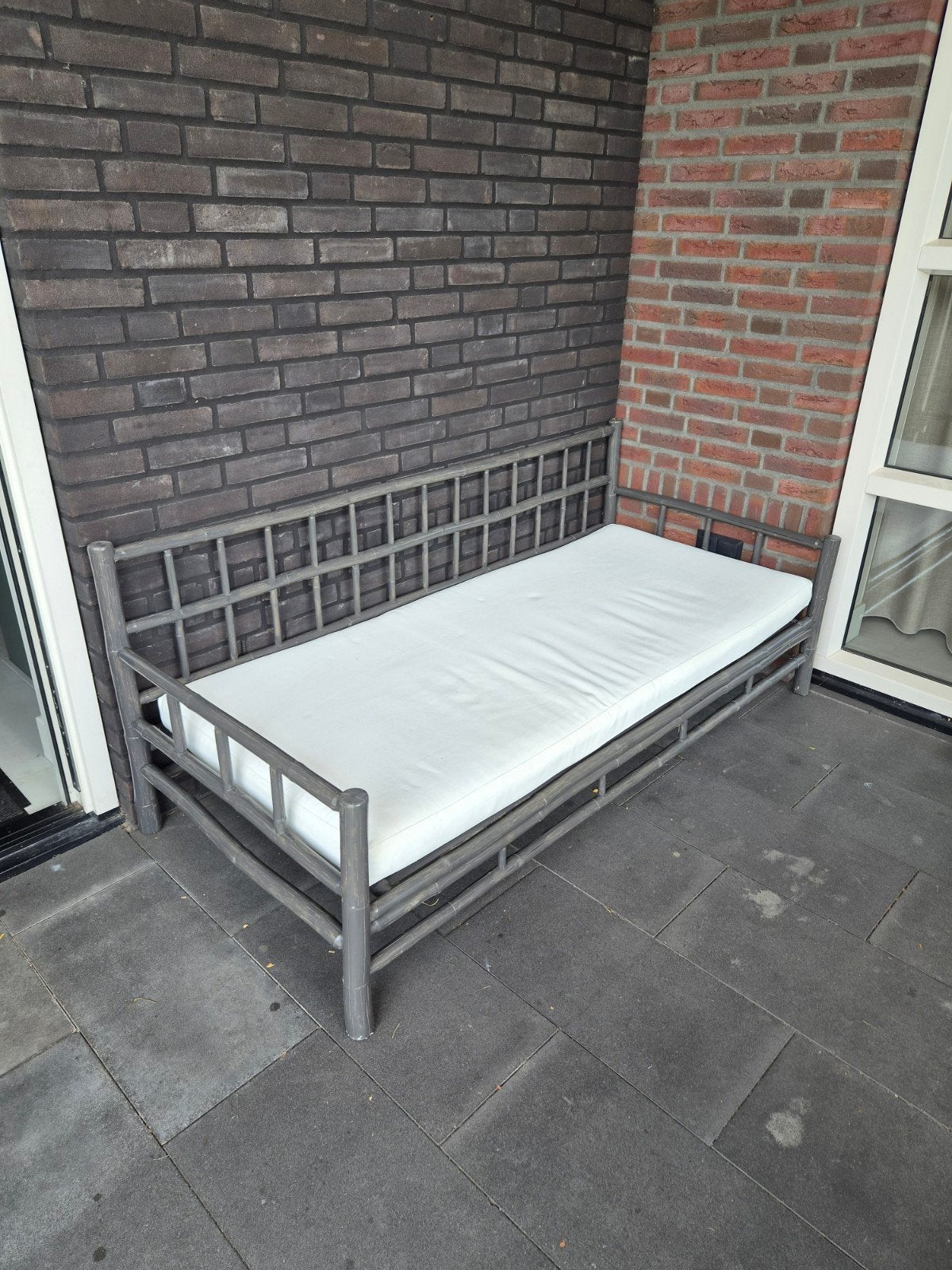 Geverfd bamboe bankje met kussen, Huis en Inrichting, Ophalen, Gebruikt, Minder dan 75 cm, 150 tot 200 cm
