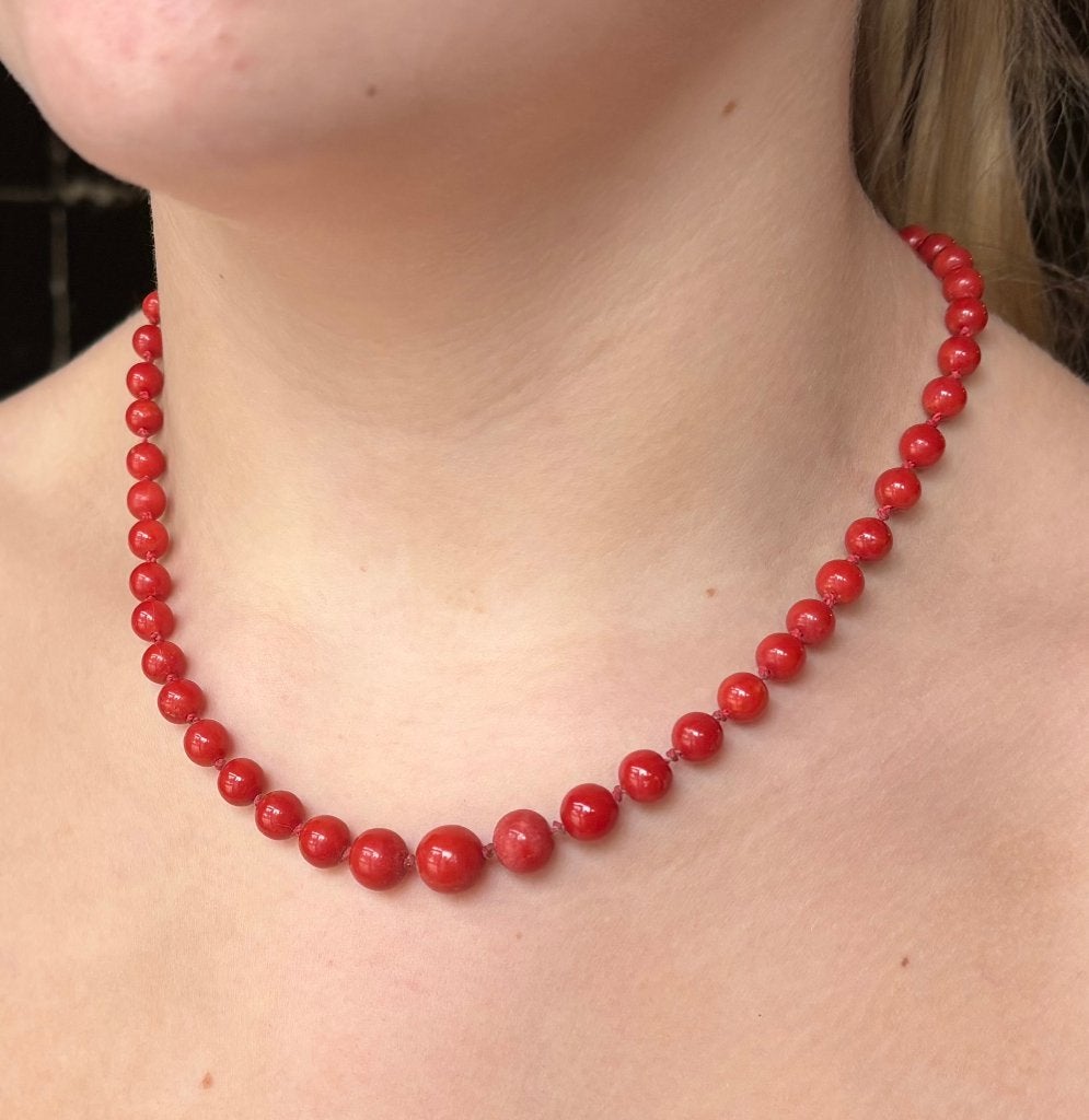 Bloedkoraal ketting dieprood 14k gouden slot fraai dame, Ophalen of Verzenden, Goud, Ketting, Met edelsteen