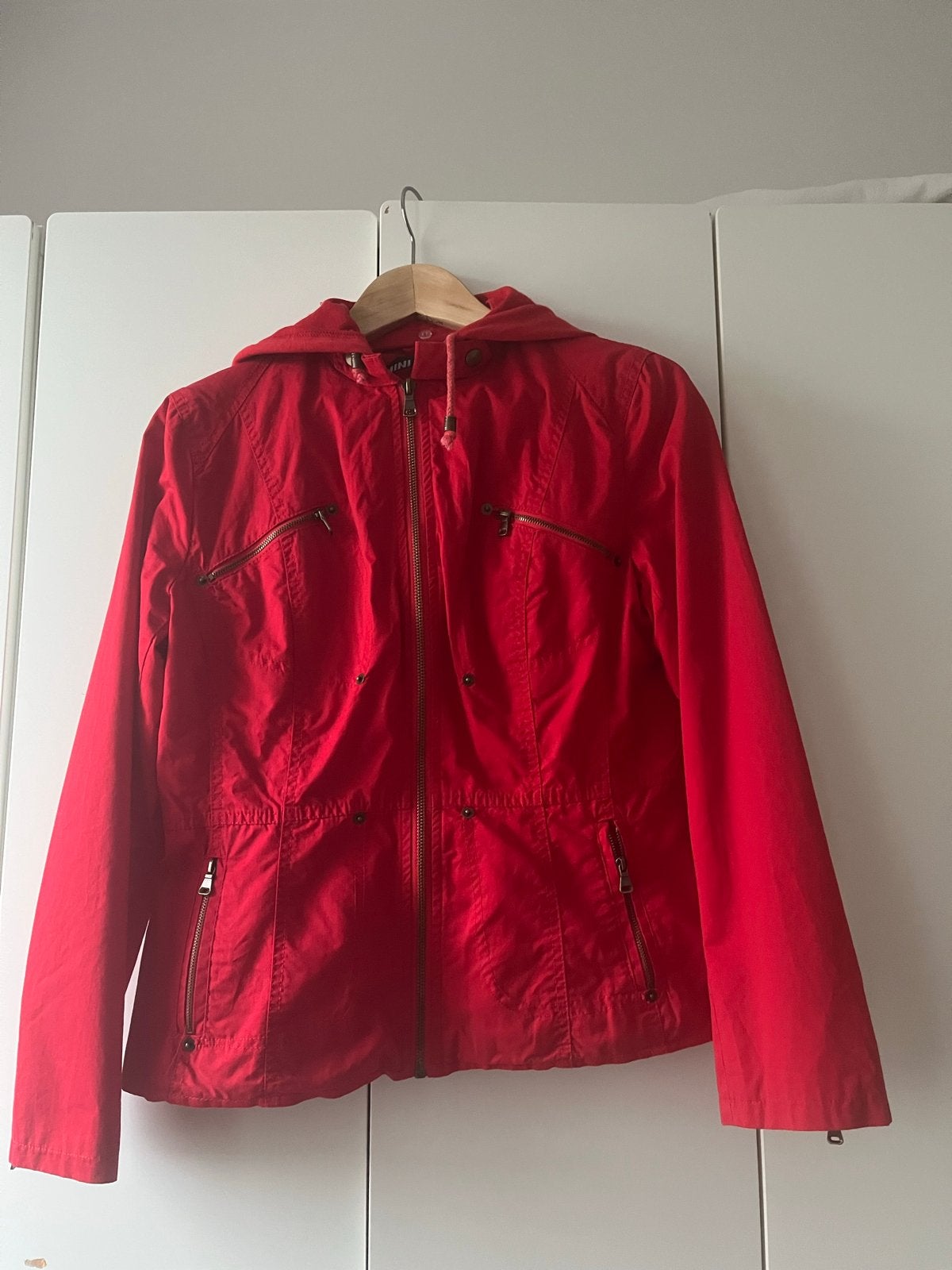 Rode jas met capuchon - Mini Moda - Maat XL, Ophalen, Zo goed als nieuw, Maat 46/48 (XL) of groter, Rood
