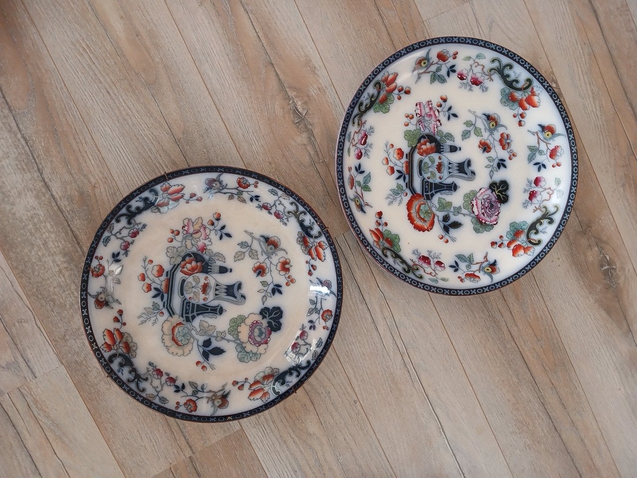 Twee antieke borden Petrus Regout, Ophalen