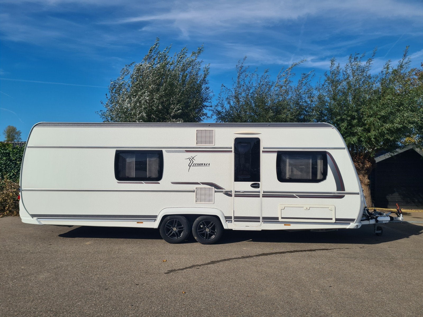 Fendt Tendenza 650 ( QUEENSBED, inclusief ruime badkamer ), Caravans en Kamperen, Oven, Rondzit, 7 tot 8 meter, Bedrijf
