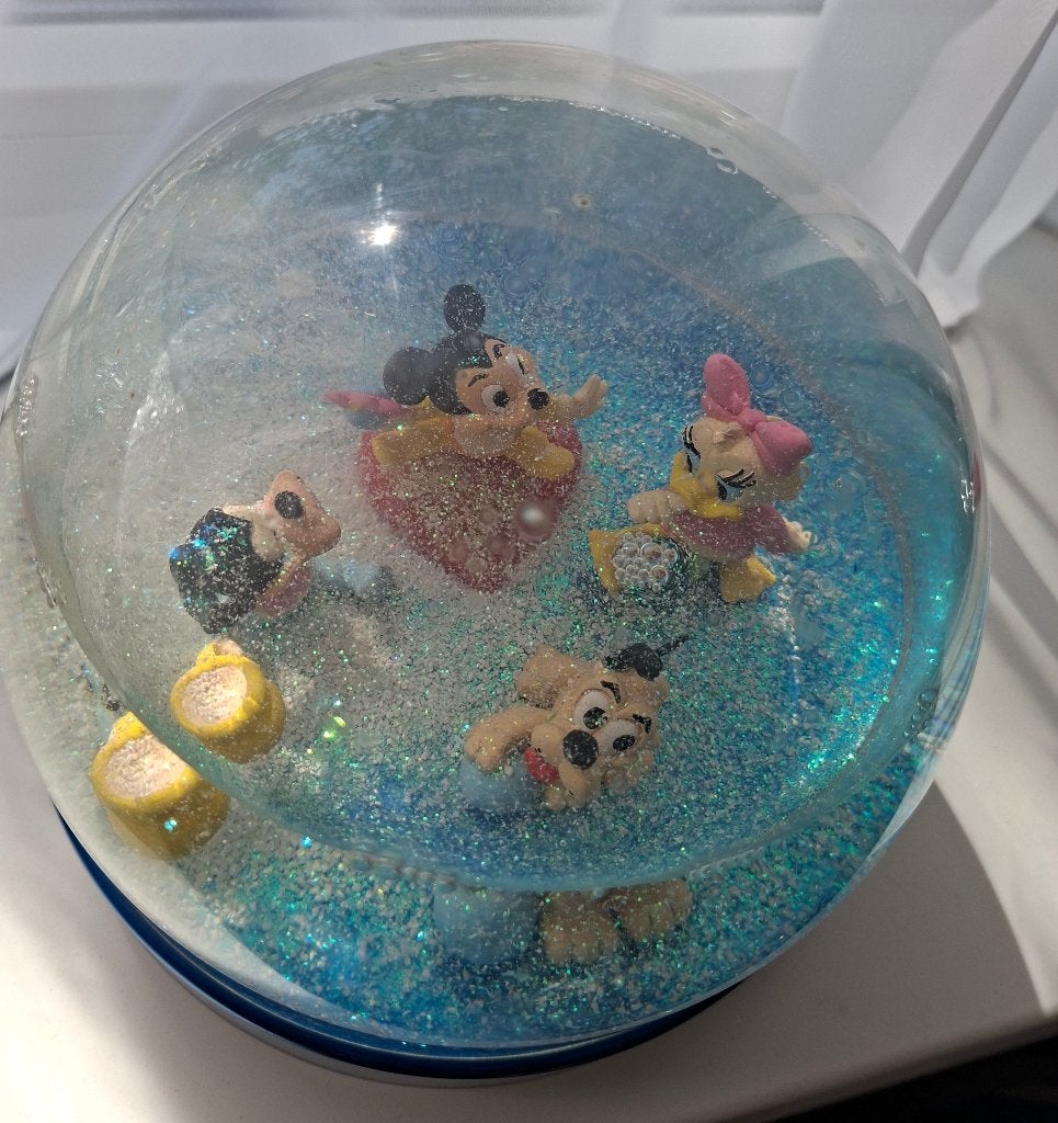 Disney babies snowglobe GROOT, Ophalen of Verzenden, Overige figuren, Zo goed als nieuw, Beeldje of Figuurtje