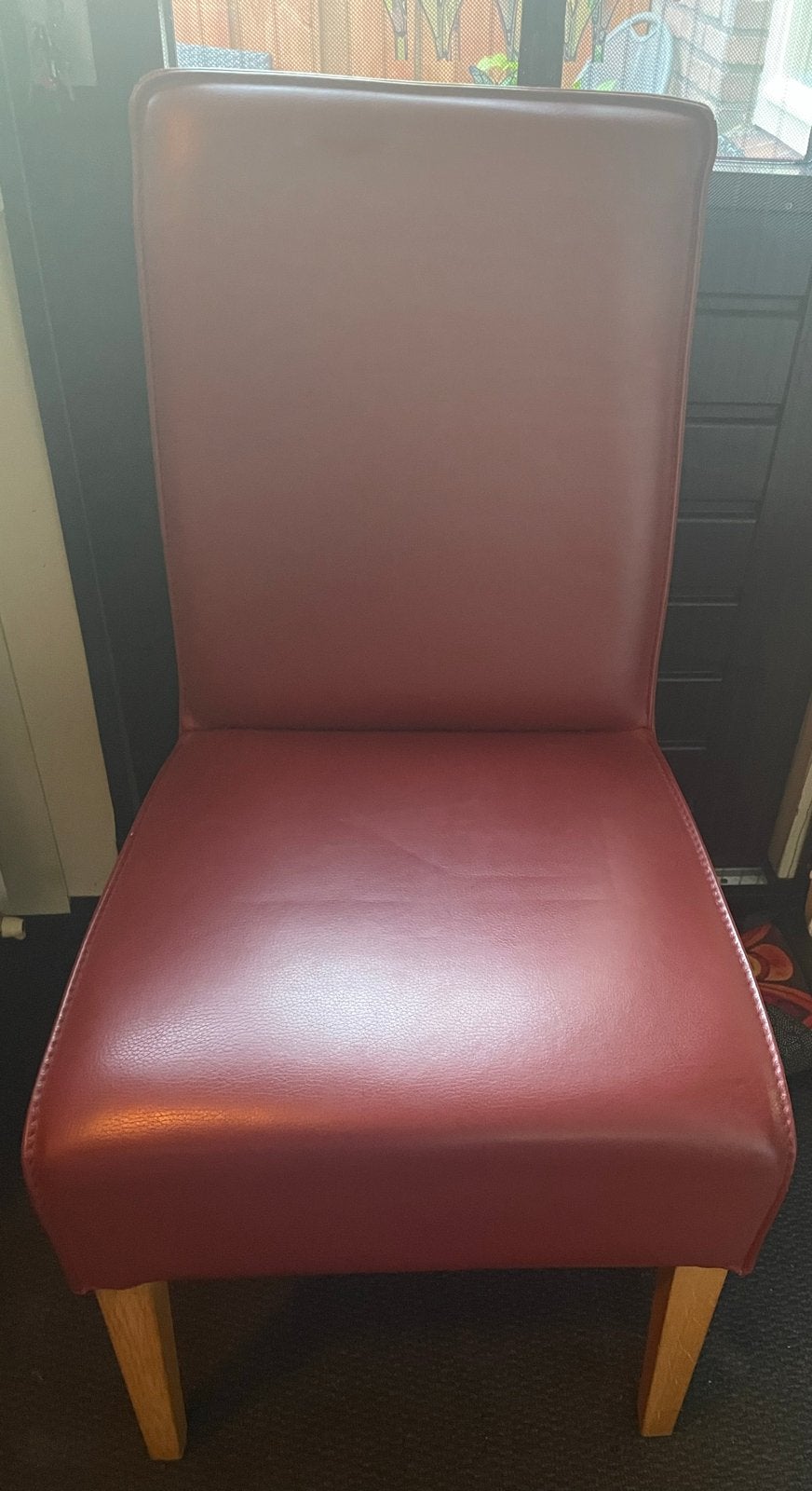 4 stuks Bordeauxrode eetkamerstoel met houten poten, Huis en Inrichting, Stoelen, Ophalen, Gebruikt, Vier, Bordeaux rood