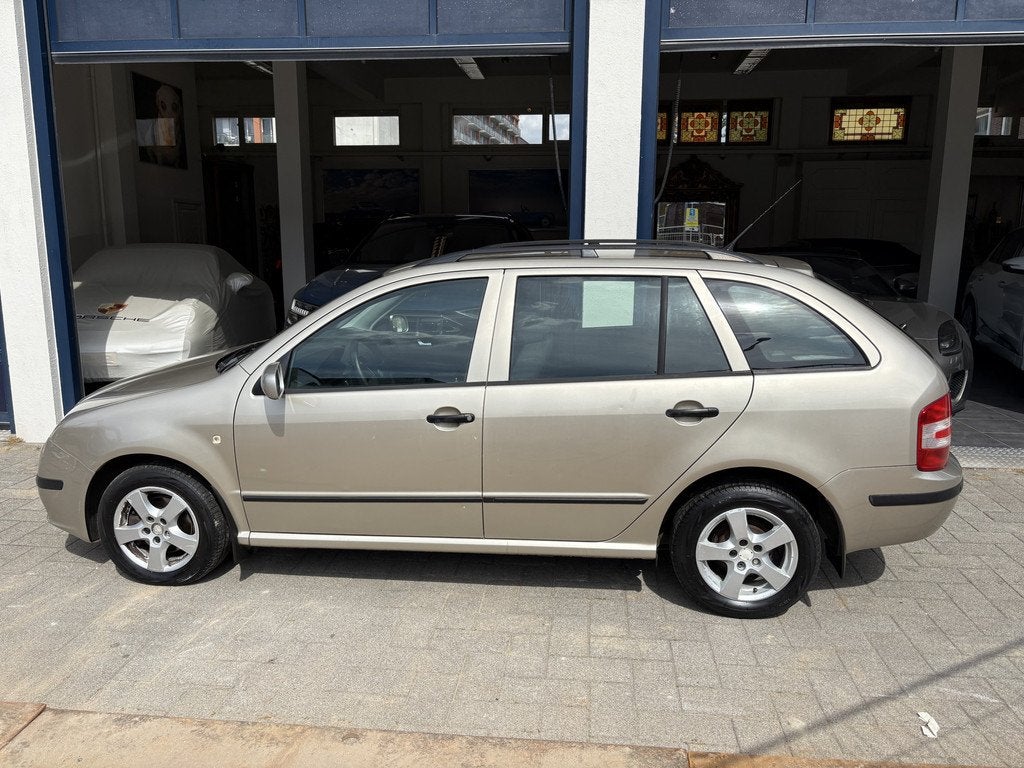 Skoda Fabia Combi 1.4-16V Elegance NW APK/AUTOMAAT/NL AUTO, Auto's, Skoda, 450 kg, Gebruikt, 4 cilinders, Origineel Nederlands