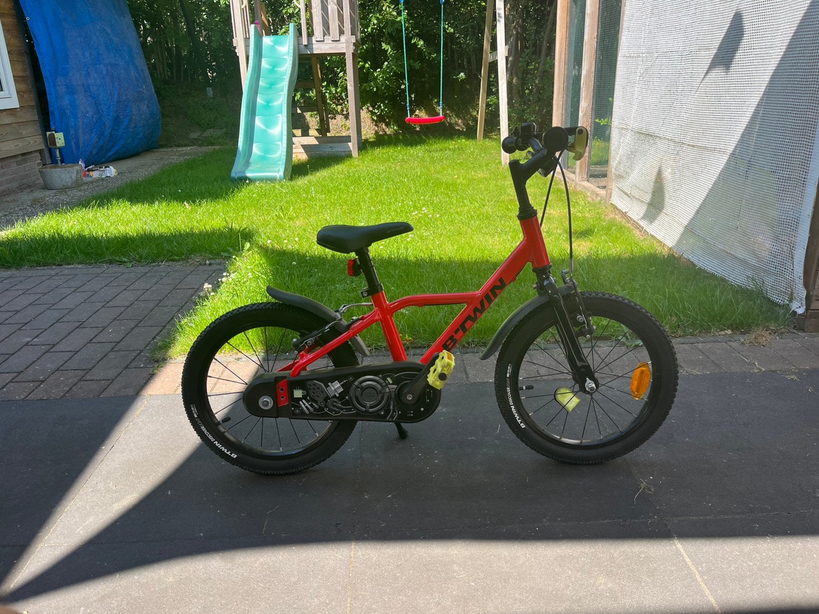 Te koop: B’TWIN kinderfiets 16 inch – rood, Ophalen, Gebruikt, Velgrem, 16 tot 20 inch