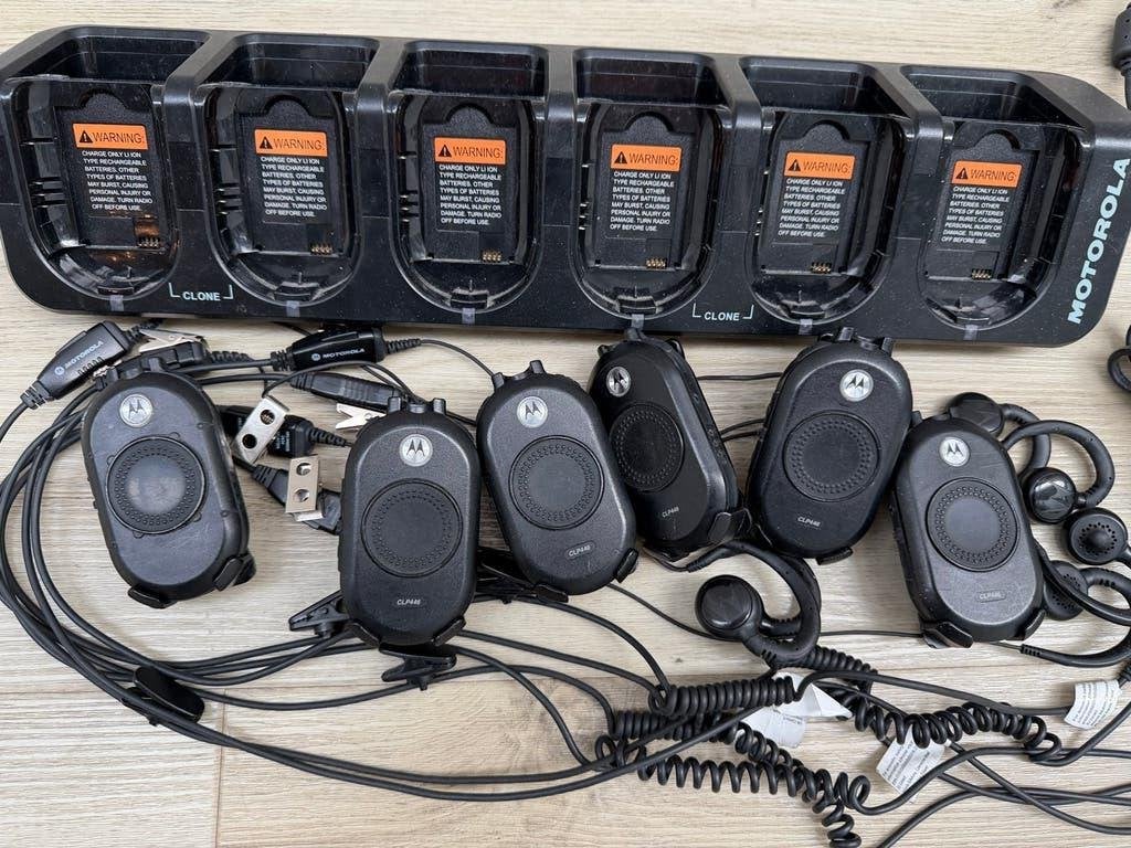 Motorola CLP446 met laadstation en oortjes, Telecommunicatie, Gebruikt, Ophalen of Verzenden, Portofoon of Walkie-talkie, Handsfree-functie