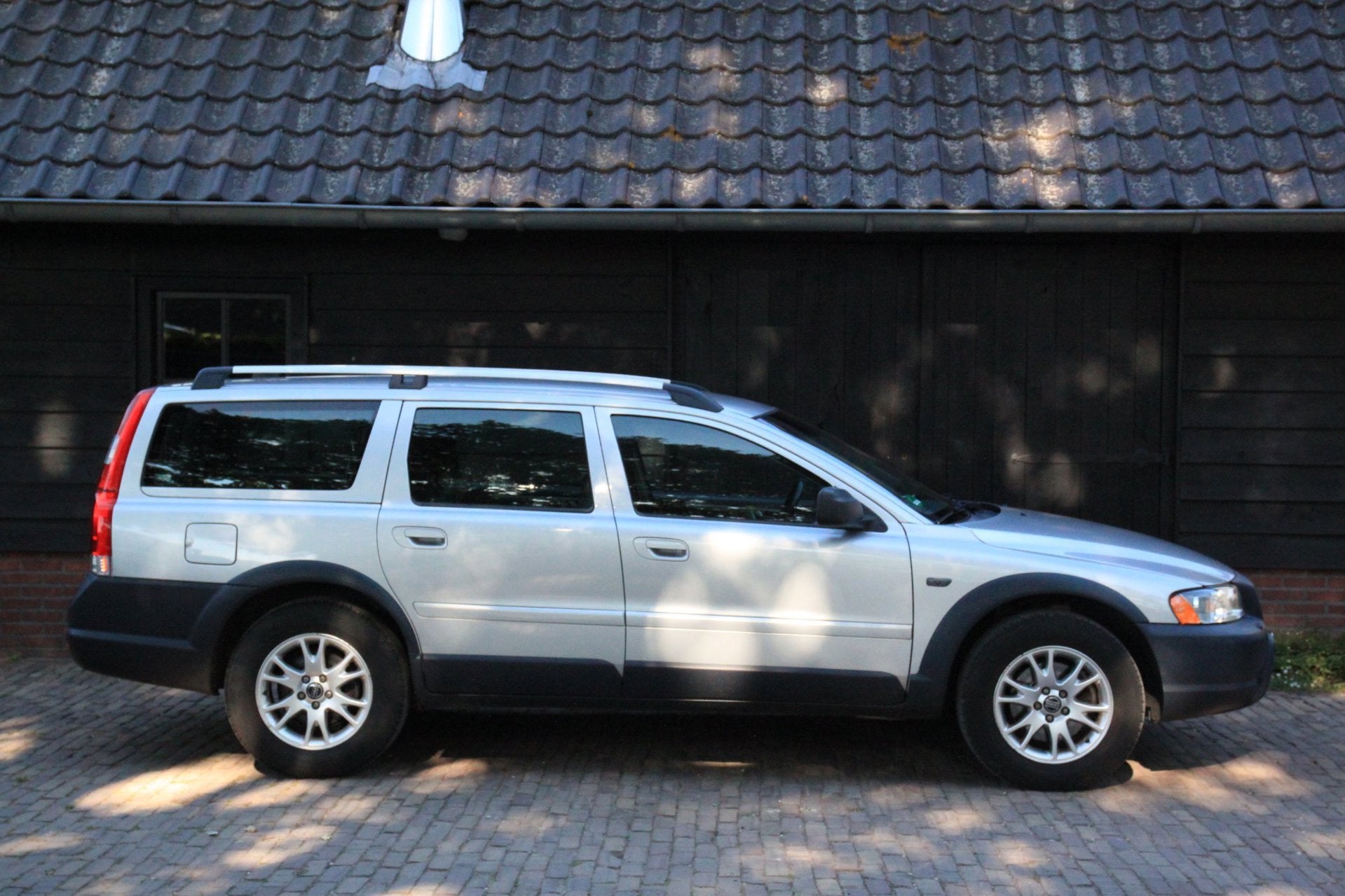 Volvo XC70 2.4 D5 Momentum Camera/Navigatie/Leer/Apk 06-2027, Automaat, 1694 kg, Zwart, 197 €/maand
