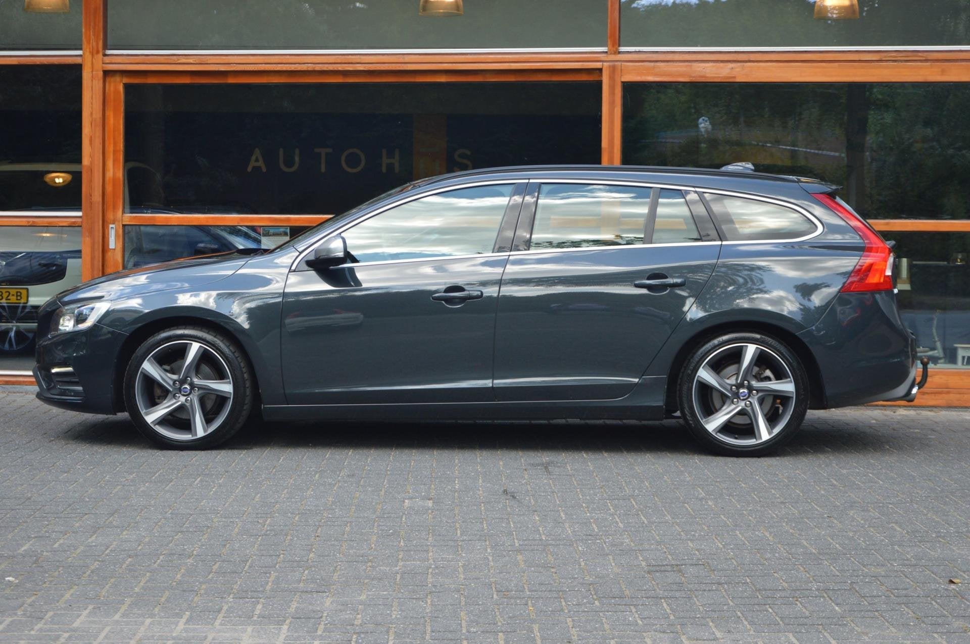 Volvo V60 T3 R-Design | Stoelverwarming | Trekhaak | Rondom, Gebruikt, Zwart, 4 cilinders, 150 pk