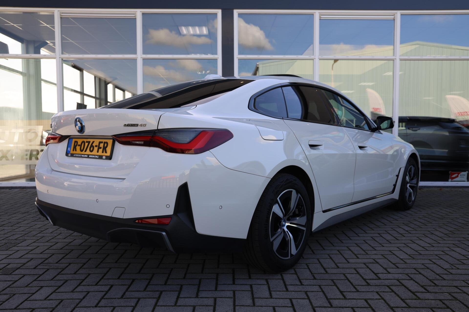 BMW i4 eDrive40 High Executive 84 kWh|SOH 94.5%|Schuifdak|Ca, Auto's, Dealer onderhouden, Achterwielaandrijving, Gebruikt, Met garantie (alle)