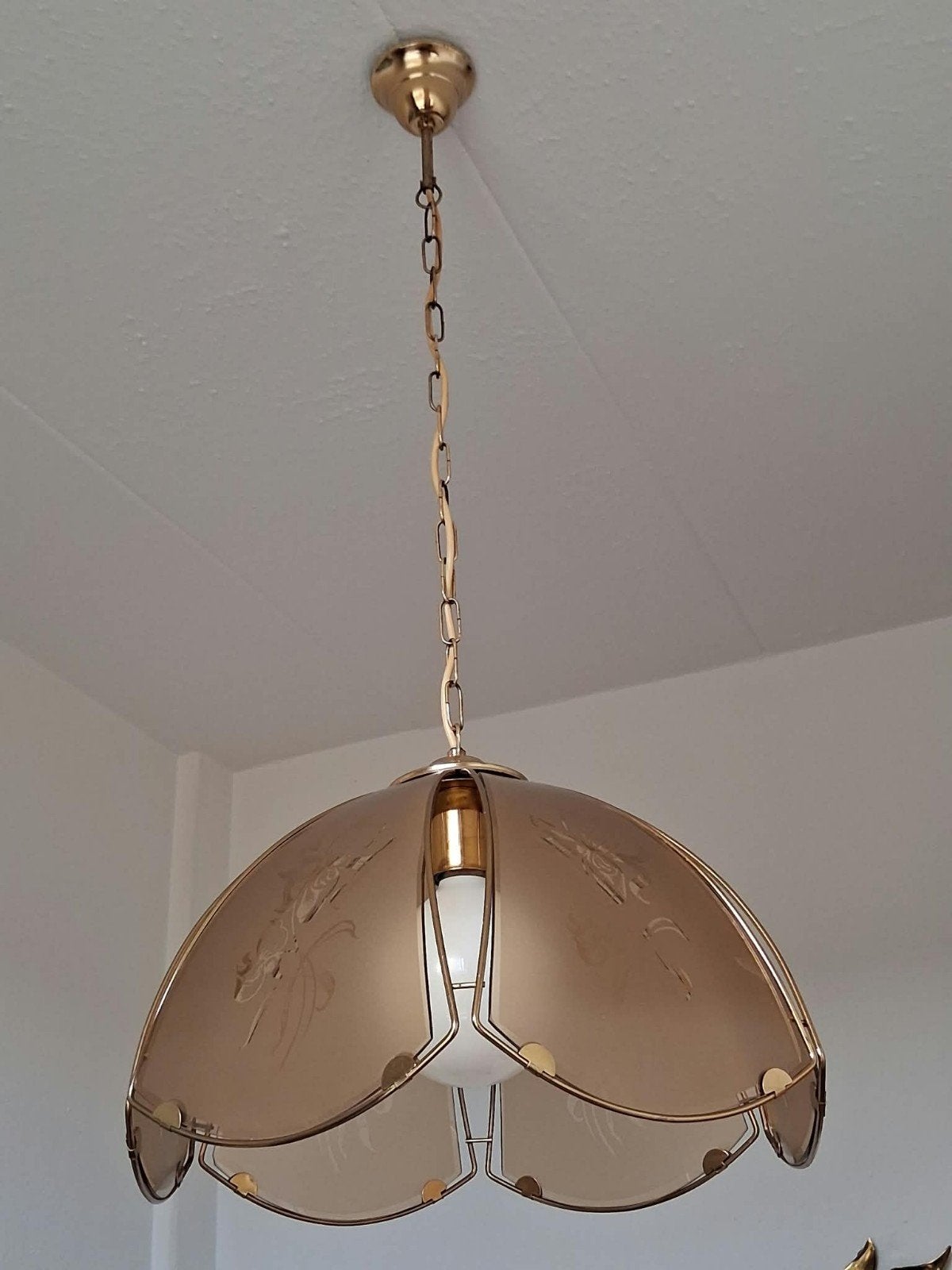 Vintage hanglamp met glazen kap en messing details, Ophalen, E27 (groot), Zo goed als nieuw, Glas