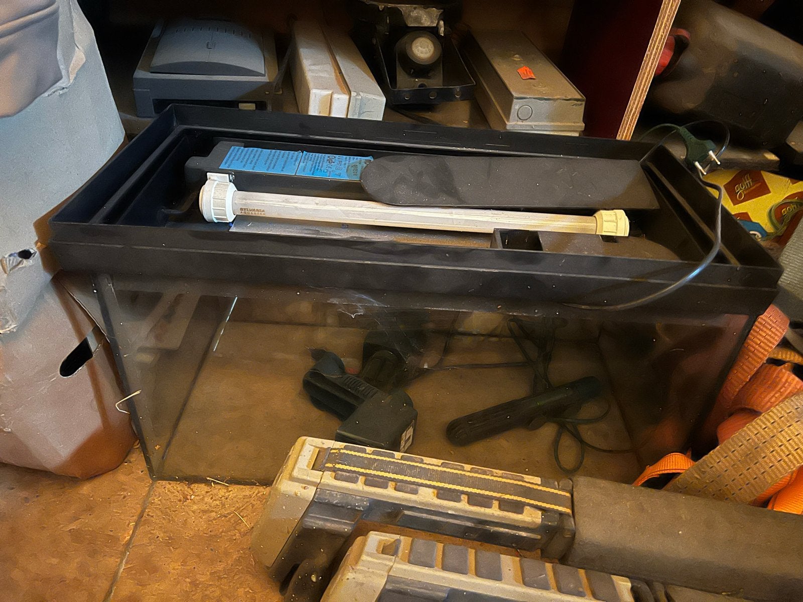 Kleine aquarium, Ophalen, Leeg aquarium