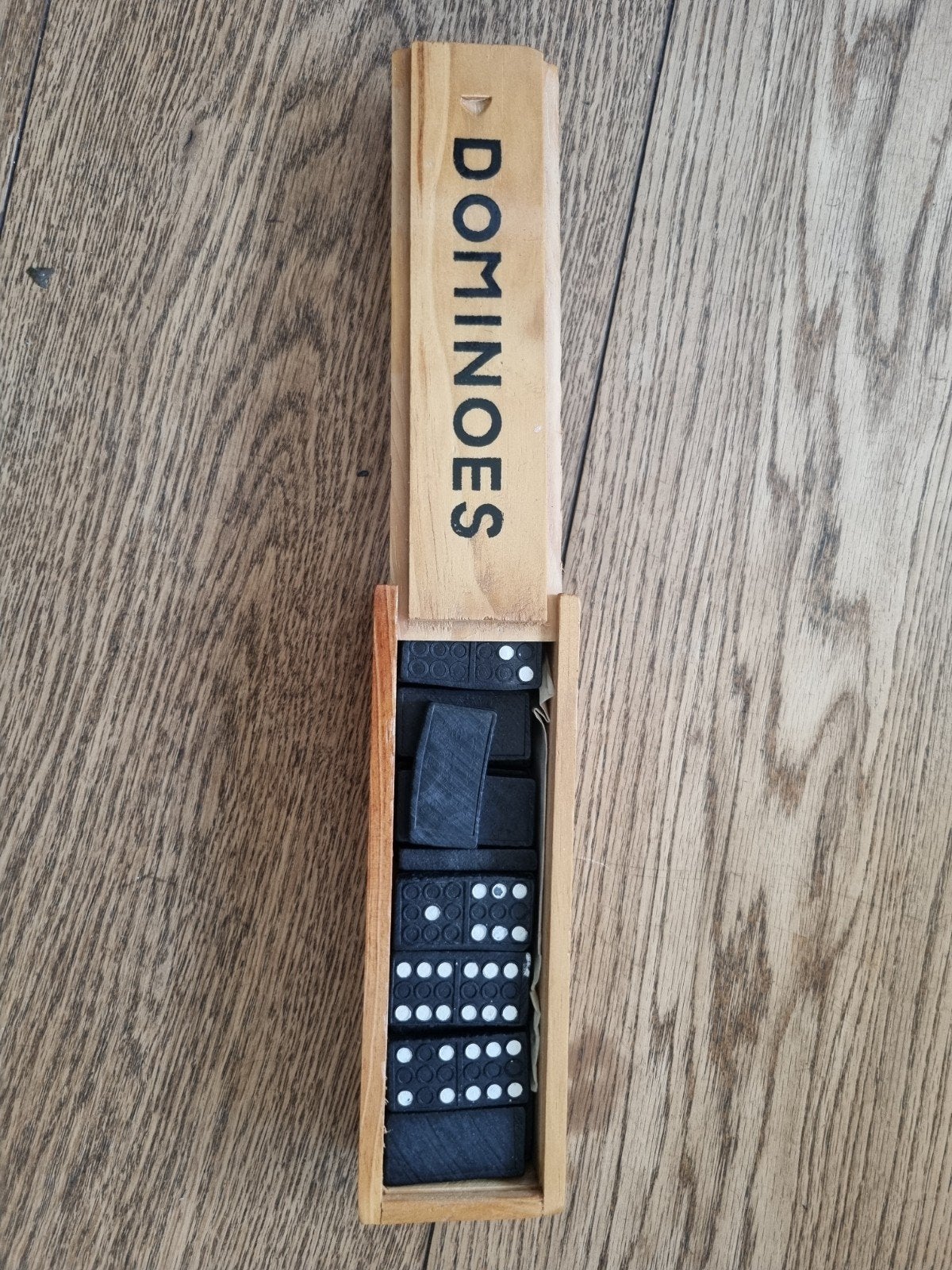 Dominoes in houten doosje, Hobby en Vrije tijd, Gezelschapsspellen | Bordspellen, Een of twee spelers, Ophalen of Verzenden, Gebruikt