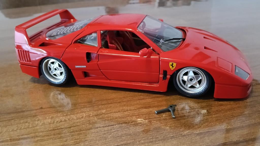 Ferrari F40 1:18 met gebroken draagarm, Ophalen, Gebruikt, Auto, Bburago
