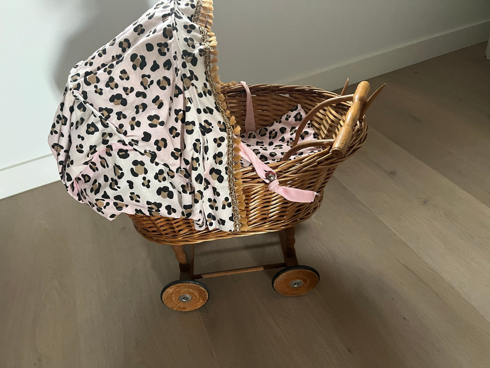 Rieten poppenwagen met defect handvat, Ophalen of Verzenden, Gebruikt, Overige typen