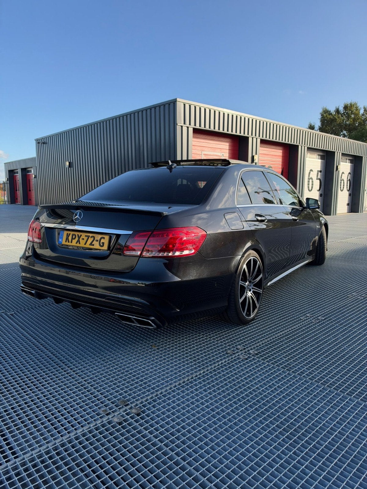 Mercedes-Benz E500 4.7 V8 Biturbo [Pano] E63 AMG uitgevoerd, Achterwielaandrijving, 4 stoelen, Zwart, Particulier