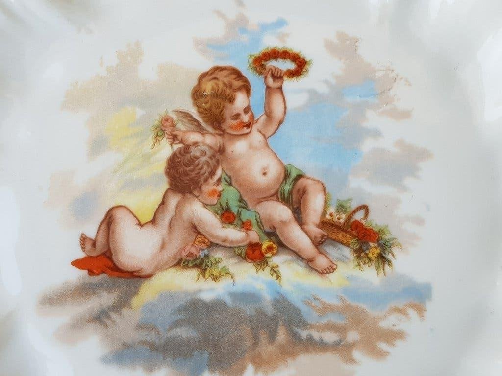 Twee mooie antieke bordjes van porselein met putti's 21,5 cm, Antiek en Kunst, Ophalen of Verzenden