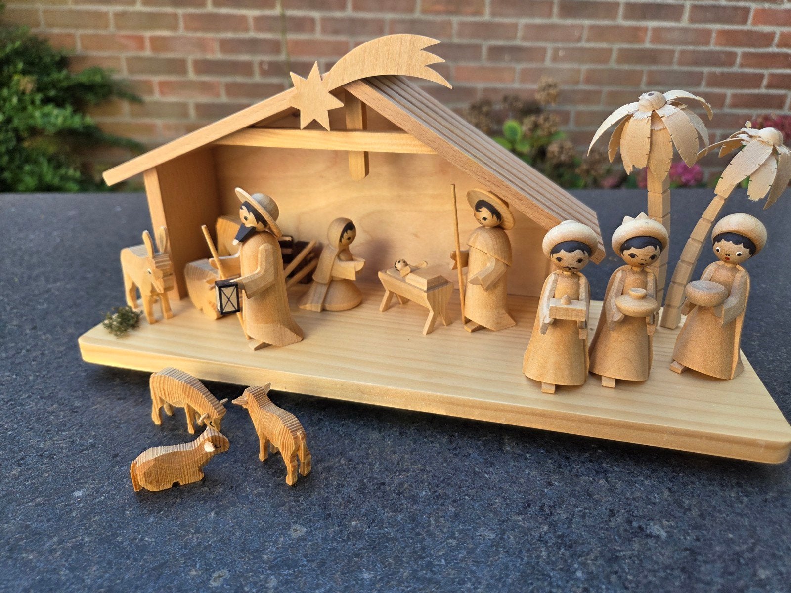Kerststal van het merk Ulmik. Houtsnijwerk., Diversen, Ophalen of Verzenden