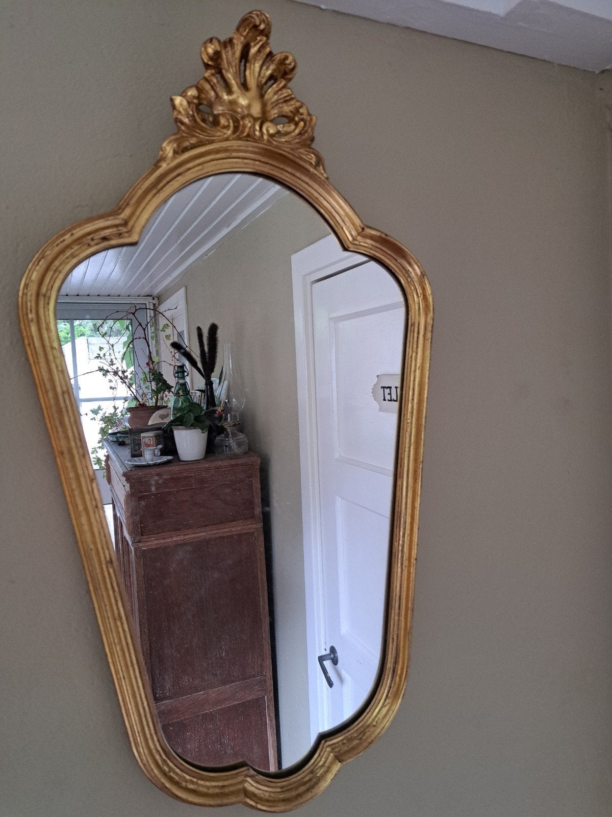 Antieke spiegel met sierlijke gouden lijst, Ophalen of Verzenden, Rechthoekig, Minder dan 50 cm