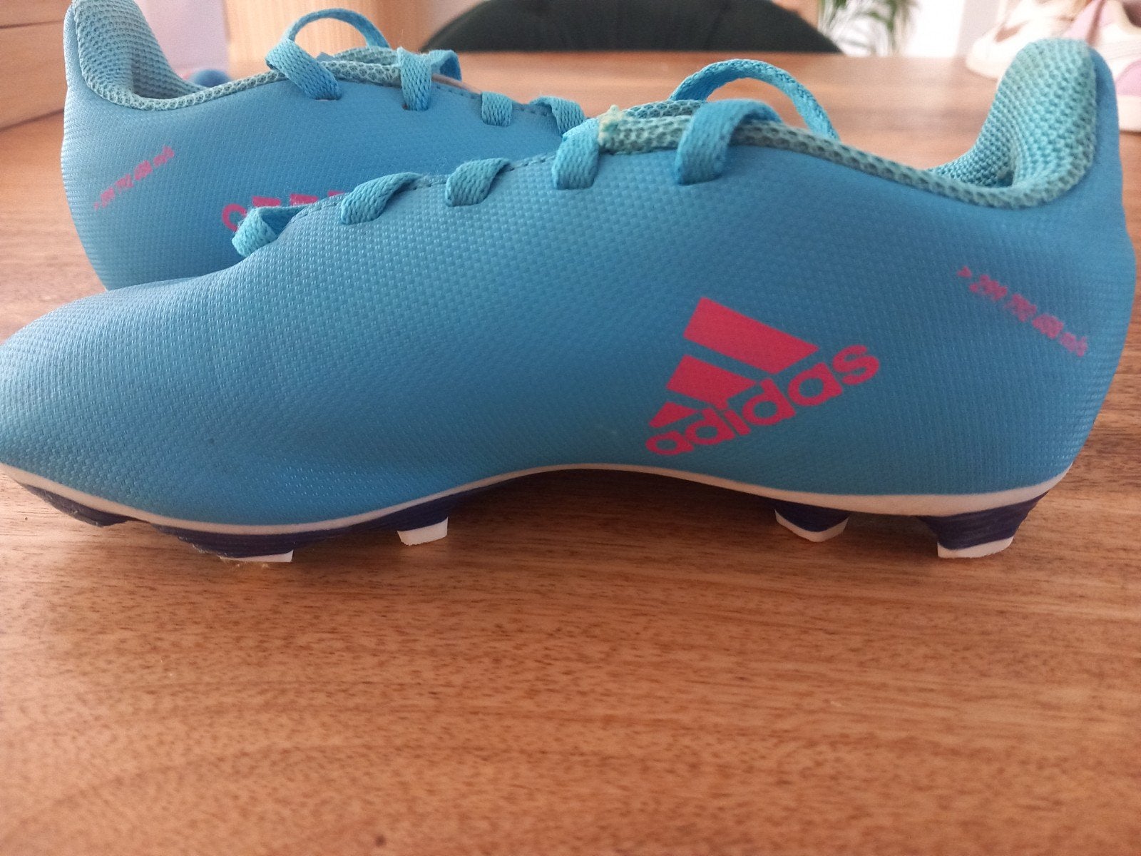 Adidas Voetbalschoenen Maat 30 - Blauw/Roze, Sport en Fitness, Voetbal, Ophalen of Verzenden, Zo goed als nieuw, Schoenen