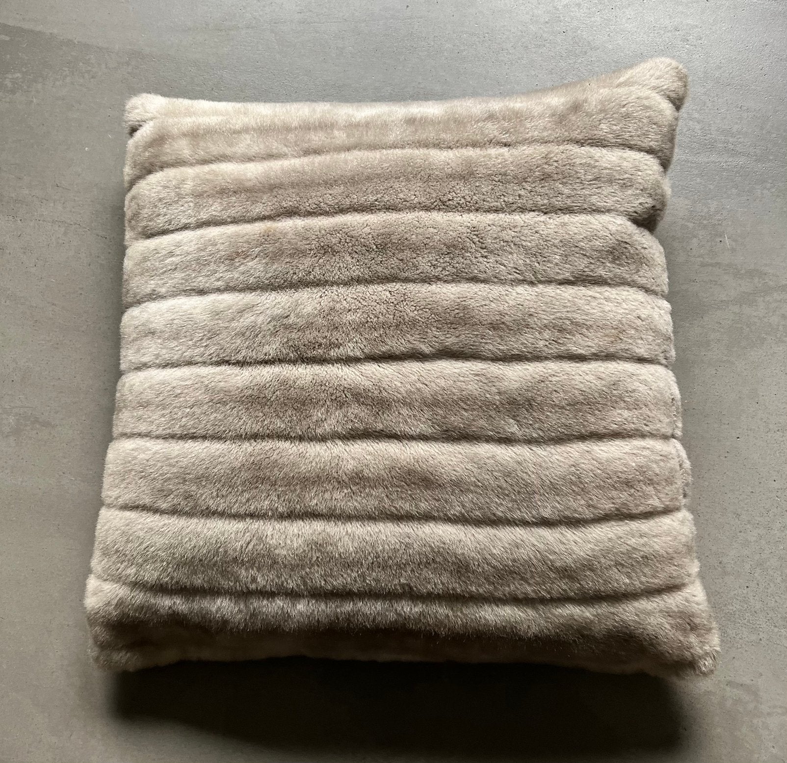 Woon/sierkussen imitatie bont/faux fur beige 65x65 cm, Ophalen, Overige merken, Gebruikt, Vierkant