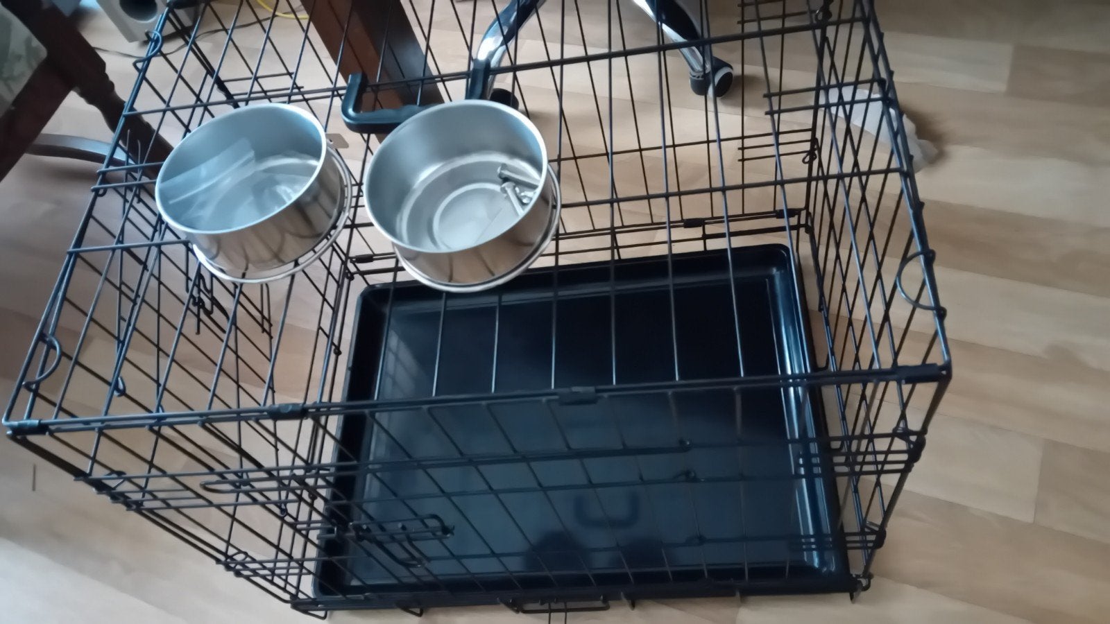 mooie inklapbare bench met twee klem  water en voer bakjes, Dieren en Toebehoren, Ophalen of Verzenden, Zo goed als nieuw