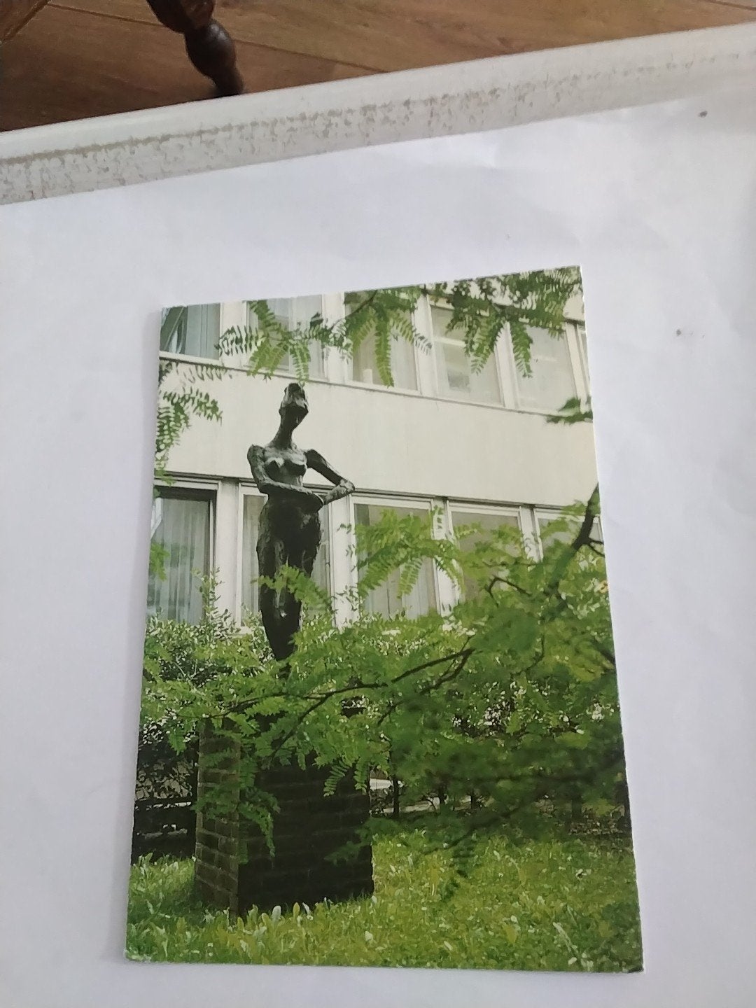 Oude ansichtkaart  Meisjesfiguur, Titus Leeser beeldhouwer, Ophalen of Verzenden, 1960 tot 1980, Gelopen